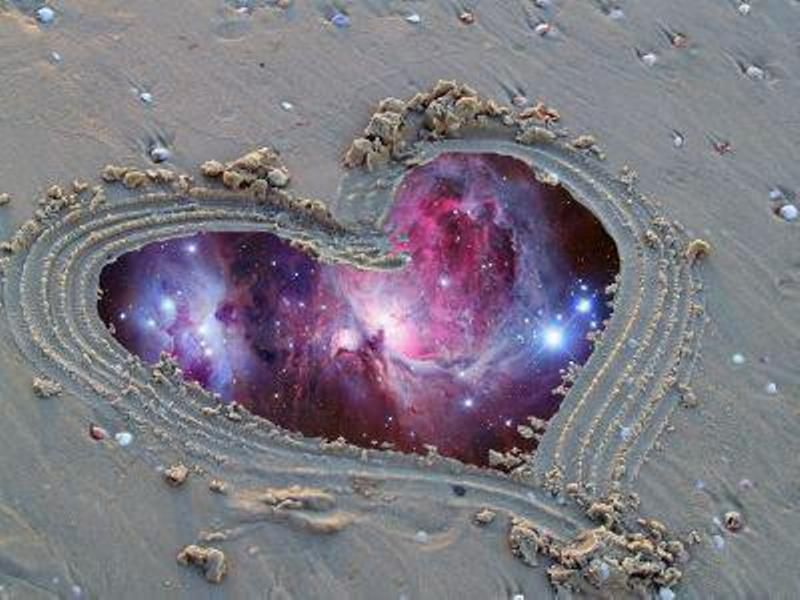 coeur mauve dans le sable